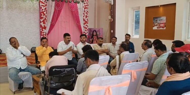 सोनांचल ट्रक एसोसिएशन दो गुटों में बटने से एक गुट समिति को किया भंग।