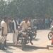 बिजली की समस्या को लेकर स्थानीय ग्रामीणों का प्रदर्शन।