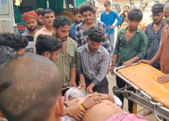 खनन अधिकारी के गाड़ी के, धक्के से युवक की हालत गंभीर वाराणसी किया गया रेफर।