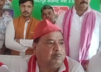 चोपन सोनभद्र में समाजवादी पार्टी द्वारा विशाल जन चौपाल का कार्यक्रम बैरियर मैरेज हॉल में आयोजित किया गया। जिसमे मुख्य अतिथि शंख लाल मांझी पूर्व सांसद पूर्व कैविनेट मंत्री रहे।कार्यक्रम में मुख्य अतिथि ने सम्बोधन करते हुए कहा कि पिछलों दलितों अल्पसंख्यको की चिंता माननीय पूर्व मुख्यमंत्री मुलायम सिंह यादव किया करते थे उन्ही के पद चिन्हों पर चलते हुए पूर्व मुख्यमंत्री एव पार्टी राष्ट्रीय अध्यक्ष अखिलेश प्रताप सिंह जी उसी मिशन को आगे बढ़ा रहे हैं। समाजवादी पार्टी आज लोकसभा में तीसरी सबसे बड़ी पार्टी हैं।सपा सरकार ने 108 दिया, मछुआ समाज को नाव से लेकर बालू तक का टेंडर लेने का हक दिए थे।2027 में अगर समाजवादी पार्टी की सरकार बनती है तो पुनः पुरानी प्रक्रिया पर कार्य किया जाएगा। प्रदेश में पीडीए से जुड़े लोगों का खुलेआम अपमान किया जा रहा है। उन्होंने कहा कि पीडीए समाज जब आक्रोशित होता है तो सत्ता कामी ये प्रभुत्ववादी और उनके सगे साथी दिखावटी माफी का नाटक करते हैं। बाबा साहेब और उनके संविधान को अपमानित तथा खारिज करने वालो को हमेशा के लिए सत्ता से हटा देंगे । प्रभुत्वशाली एव प्रभुत्ववादी और उनके सगे साथी संविधान के समीक्षा के नाम पर आरक्षण को हटाने का मतलब नौकरी में आरक्षण का हक मारने का षड्यंत्र रचते हैं । जिनके मन्शुबो को पीडीए सफल नही होने देगा। इस कार्यक्रम में पूर्व विधायक अविनाश कुशवाहा, रमेश यादव, रावटर्सगंज लोकसभा सांसद छोटेलाल खरवार, पूर्व जिलाध्यक्ष विजय यादव, पूव ब्लॉक प्रमुख संजय यादव, नजमुद्दीन इदृशी, रमेश सोनी, महेंद्र निसाद, सतीश यादव, विनीत जाटव, अभिषेक दुबे, मिना विश्वकर्मा, नशरूद्दीन आदि सैकड़ो कार्यकर्ता उपस्थित रहे। कार्यक्रम का धन्यबाद ज्ञापन एव संचालन समाजवादी पार्टी जिलाध्यक्ष रामनिहोर यादव ने किया।