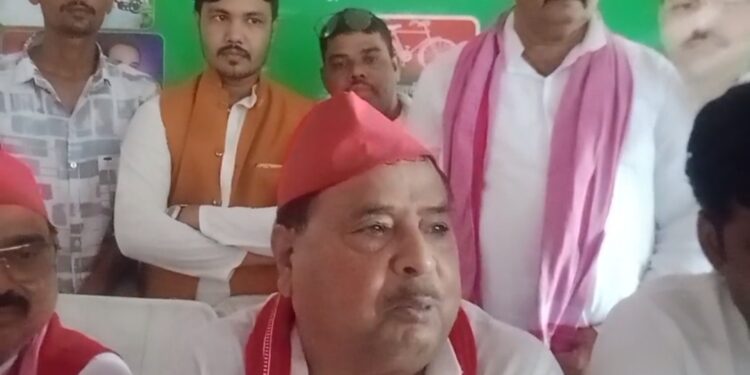 चोपन सोनभद्र में समाजवादी पार्टी द्वारा विशाल जन चौपाल का कार्यक्रम बैरियर मैरेज हॉल में आयोजित किया गया। जिसमे मुख्य अतिथि शंख लाल मांझी पूर्व सांसद पूर्व कैविनेट मंत्री रहे।कार्यक्रम में मुख्य अतिथि ने सम्बोधन करते हुए कहा कि पिछलों दलितों अल्पसंख्यको की चिंता माननीय पूर्व मुख्यमंत्री मुलायम सिंह यादव किया करते थे उन्ही के पद चिन्हों पर चलते हुए पूर्व मुख्यमंत्री एव पार्टी राष्ट्रीय अध्यक्ष अखिलेश प्रताप सिंह जी उसी मिशन को आगे बढ़ा रहे हैं। समाजवादी पार्टी आज लोकसभा में तीसरी सबसे बड़ी पार्टी हैं।सपा सरकार ने 108 दिया, मछुआ समाज को नाव से लेकर बालू तक का टेंडर लेने का हक दिए थे।2027 में अगर समाजवादी पार्टी की सरकार बनती है तो पुनः पुरानी प्रक्रिया पर कार्य किया जाएगा। प्रदेश में पीडीए से जुड़े लोगों का खुलेआम अपमान किया जा रहा है। उन्होंने कहा कि पीडीए समाज जब आक्रोशित होता है तो सत्ता कामी ये प्रभुत्ववादी और उनके सगे साथी दिखावटी माफी का नाटक करते हैं। बाबा साहेब और उनके संविधान को अपमानित तथा खारिज करने वालो को हमेशा के लिए सत्ता से हटा देंगे । प्रभुत्वशाली एव प्रभुत्ववादी और उनके सगे साथी संविधान के समीक्षा के नाम पर आरक्षण को हटाने का मतलब नौकरी में आरक्षण का हक मारने का षड्यंत्र रचते हैं । जिनके मन्शुबो को पीडीए सफल नही होने देगा। इस कार्यक्रम में पूर्व विधायक अविनाश कुशवाहा, रमेश यादव, रावटर्सगंज लोकसभा सांसद छोटेलाल खरवार, पूर्व जिलाध्यक्ष विजय यादव, पूव ब्लॉक प्रमुख संजय यादव, नजमुद्दीन इदृशी, रमेश सोनी, महेंद्र निसाद, सतीश यादव, विनीत जाटव, अभिषेक दुबे, मिना विश्वकर्मा, नशरूद्दीन आदि सैकड़ो कार्यकर्ता उपस्थित रहे। कार्यक्रम का धन्यबाद ज्ञापन एव संचालन समाजवादी पार्टी जिलाध्यक्ष रामनिहोर यादव ने किया।