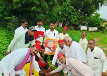 सपाईयों ने धूमधाम से मनाया अखिलेश यादव का जन्मदिनदुद्धी। समाजवादी पार्टी के पदाधिकारी और कार्यकर्ताओं ने पार्टी के राष्ट्रीय अध्यक्ष व पूर्व मुख्यमंत्री अखिलेश यादव का जन्मदिन मंगलवार को बड़े उत्साह से केक काटकर मनाया। कार्यकर्ताओं ने सीएचसी में समस्त मरीजों में मिठाई एवं फल वितरण कर उनकी दीर्घायु की कामना किया। जिला पंचायत सदस्य बघाडू जुबेर आलम ने कहा प्रदेश में किसान, व्यापारी परेशान है। नौजवान बेरोजगार घूम रहा है। सरकारी विभागों में भ्रष्टाचार चरम पर है। जनता फिर से अखिलेश सरकार को याद करने लगी है। आने वाले 2027 में अखिलेश यादव की सरकार बनेगी। कार्यक्रम में सर्व प्रथम जुबेर आलम के आवास स्थित केक काटकर अखिलेश यादव का जन्मदिन मनाया। उसके बाद कार्यकर्ताओं ने डीसीएफ कालोनी में बृक्षारोपण किया। इस अवसर पर अविनाश यादव, परमेश्वर यादव, राजू शर्मा, पूर्व छात्र संघ अध्यक्ष अभिनय जायसवाल बिट्टू, अजय यादव, सलाउद्दीन, बुंदेल चौबे, कलामुद्दीन सिद्दीकी, हरिहर यादव, रामनरेश कुशवाहा, साबिर, लक्ष्मण, आनंद, राम गोविंद सहित अन्य कार्यकर्ता उपस्थित रहे।