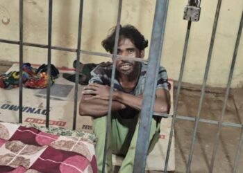 महिला की बहादुरी: बाथरूम में छिपे चोर को पकड़ा, पुलिस के हवाले कर दिया, गिरोह का खुलासा।