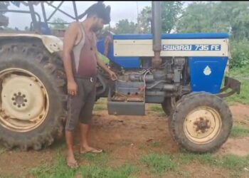 ट्रैक्टर से बैटरी हुई चोरी,पड़ोसी पर लगाया चोरी का आरोप।