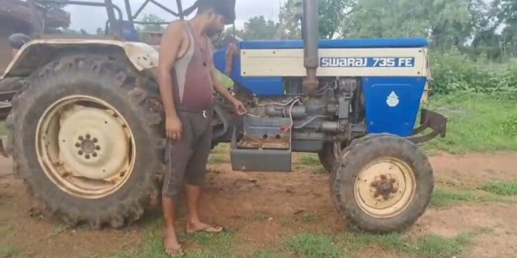 ट्रैक्टर से बैटरी हुई चोरी,पड़ोसी पर लगाया चोरी का आरोप।