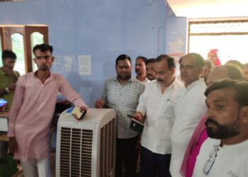 बिजली विभाग की लाचर व्यवस्था से नाराज पूर्व विधायक सपा नेता रमेशचंद्र दुबे ने अधिकारियों को चेताया,।