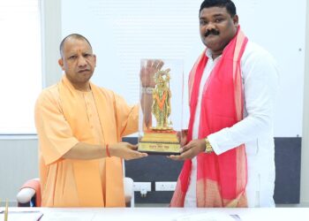 दुद्धी विधानसभा के पूर्व प्रत्यासी श्रवण सिंह गोंड़ मुख्यमंत्री से शिष्टाचार भेंट की।