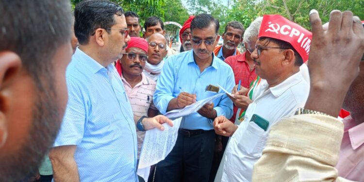 राष्ट्रव्यापी हड़ताल पर कम्युनिस्ट पार्टियों सहित विभिन्न संगठनों ने संयुक्त रूप से चूर्क तिराहे से कलेक्ट्रेट तक जुलूस निकाल कर किया जोरदार प्रदर्शन।
