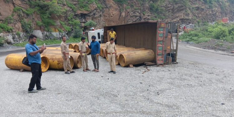 क्लोरिन गैस लदा टेलर अनियंत्रित होकर मारकुंडी घाटी मे पलटा।