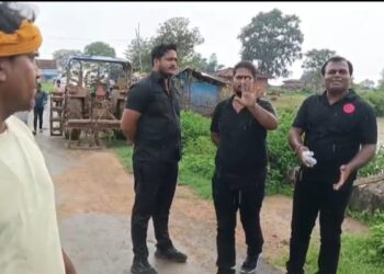 आदिवासियों के फसल सहित जमीनों को दबंगों ने कब्जा करने की प्रयास।