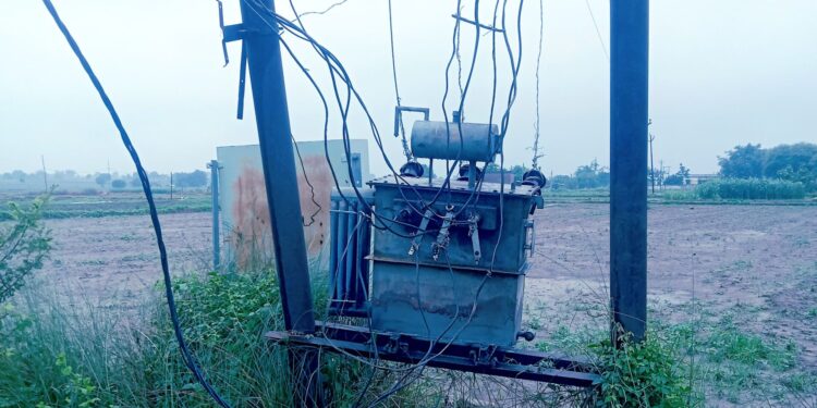 G -News के खबर का हुआ असर, जड़ेरुआ का जला ट्रांसफार्मर बदला गया।