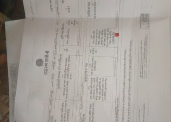 दबंगों से परेशान महिला ससुर व बेटे के साथ एडीएम व एसपी को आपबीती सुनाई।