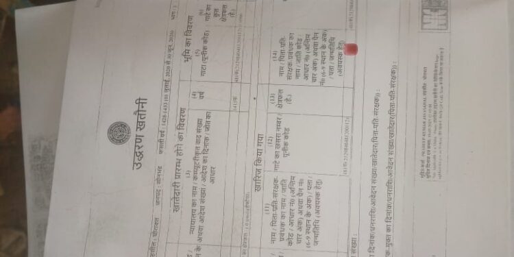 दबंगों से परेशान महिला ससुर व बेटे के साथ एडीएम व एसपी को आपबीती सुनाई।