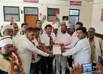 किसानो को सिंचाई, बिजली, यूरिया खाद की आपूर्ति सुनिश्चित करने की मांग को लेकर घोरावल तहसील पर प्रदर्शन-।
