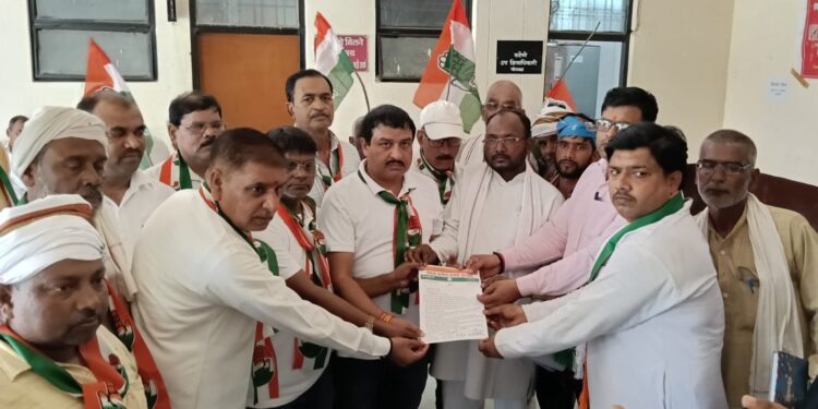 किसानो को सिंचाई, बिजली, यूरिया खाद की आपूर्ति सुनिश्चित करने की मांग को लेकर घोरावल तहसील पर प्रदर्शन-।