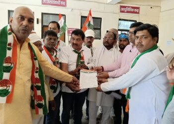 नगर पंचायत अध्यक्ष ने सफाई मित्रों को वितरित किए रैनकोट।
