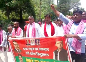 गढ़ों में दबदिल डाला ओबरा संपर्क मार्ग को लेकर सपाइयों ने निकला पैदल मार्च जताया विरोध।।