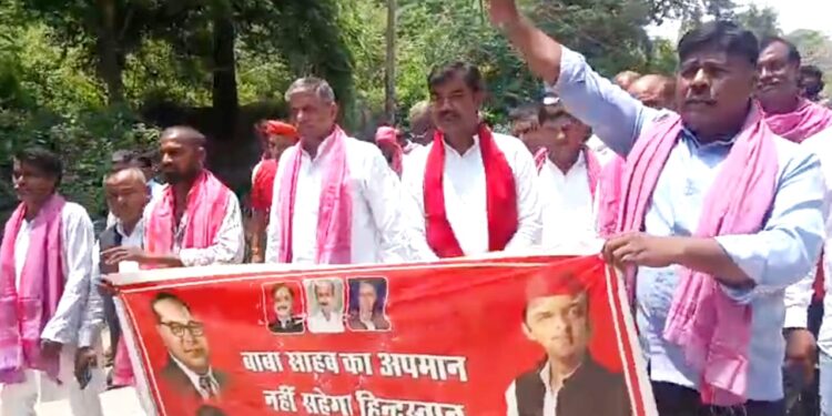गढ़ों में दबदिल डाला ओबरा संपर्क मार्ग को लेकर सपाइयों ने निकला पैदल मार्च जताया विरोध।।