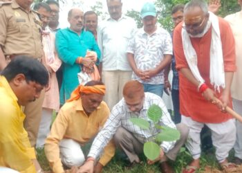 सदर विधायक, जिलाधिकारी व पुलिस अधीक्षक ने हाथीनाला स्थिति हनुमान मंदिर में किये पूजा अर्चना।