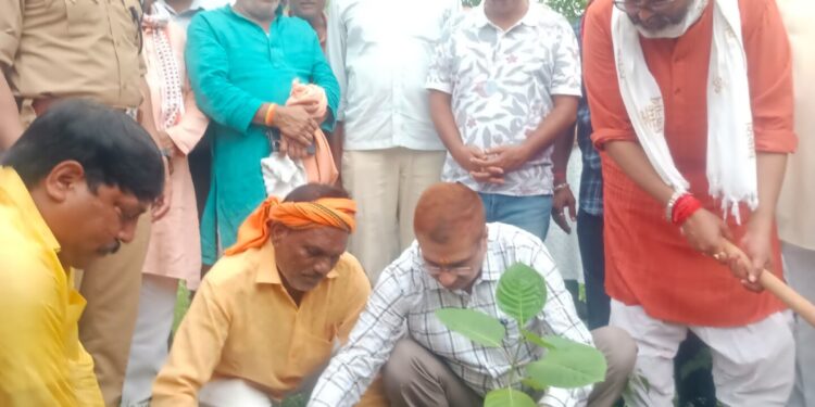 सदर विधायक, जिलाधिकारी व पुलिस अधीक्षक ने हाथीनाला स्थिति हनुमान मंदिर में किये पूजा अर्चना।