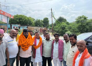 सपा के नवनियुक्त राष्ट्रीय सचिव के प्रथम आगमन पर  फूल माला पहनाकर  कार्यकर्ताओं द्वारा भव्य स्वागत किया गया।