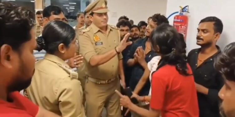 पंचशीलअस्पताल में महिला के मौत के बाद परिजनों ने किया बवाल,की तोड़फोड़, डाक्टर पर लगाया लापरवाही का आरोप।