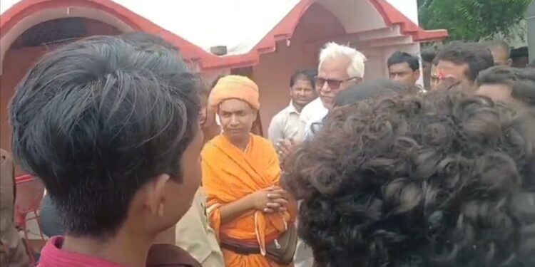 अराजक तत्वों ने मंदिर में हनुमान जी की मूर्ति किया क्षतिग्रस्त, तनाव बढ़ते ही पहुंची पुलिस।
