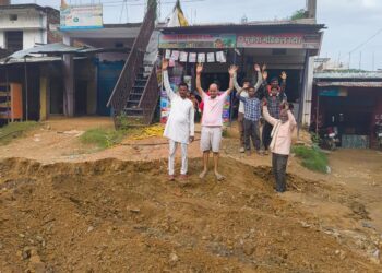 कोन विंढमगंज मार्ग की मरम्मतः कोन विंढमगंज मार्ग की मरम्मत सहित नाली निर्माण व बाजार की साफ सफाई को लेकर ग्रामीणों का फुट्टा गुस्सा।