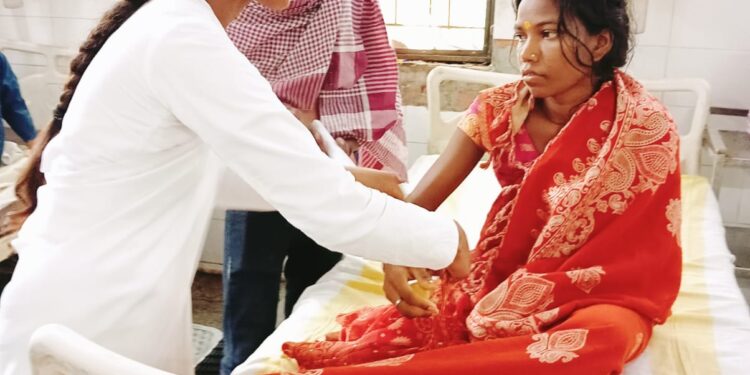 ब्रह्मकुमारी बहनों ने जिला चिकित्सालय में मरीजों की कलाइयों में बाँधा स्वास्थ्य रक्षा सूत्र।