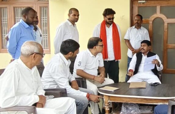 रौनियार जाति को केंद्र की ओबीसी की सूची में शामिल किये जाने को लेकर संजीव गोड़ (राज्य मंत्री) को डा ए के गुप्ता (रौनियार) ने सौंपा ज्ञापन।