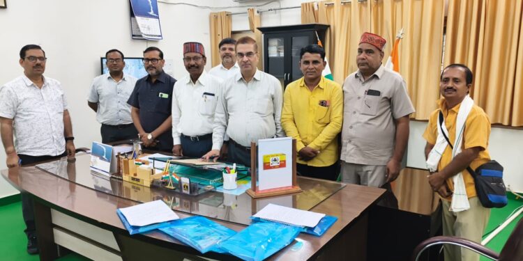 पत्रकार समाज का आईना है समाज में घटित घटनाओं को उजागर करते है, डीएम।