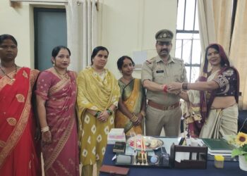 स्वयं सहायता समूह की महिलाओं ने पुलिस कर्मियों को बांधी राखी ।।