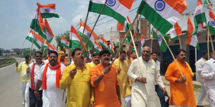चोपन मंडल अध्यक्ष के नेतृत्व में निकाली गई तिरंगा यात्रा।