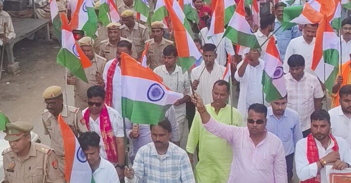 तिरंगा यात्रा: दुद्धी मण्डल में भाजपा कार्यकर्ताओं ने राष्ट्रीय ध्वज के साथ नगर में किया मार्च।