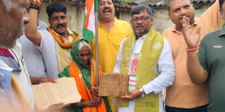 चोपन मण्डल शक्ति केंद्र द्वारा याद किए गए स्वतंत्रता सेनानी।