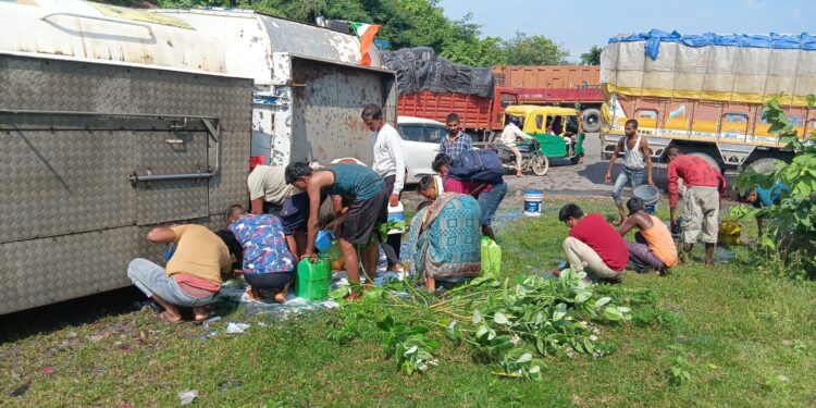 मारकुंडी घाटी मे डीजल लदा टैकर पलटा, बह रहे डीजल को भरने के लिए मचा अपरा- तफरी, खलासी जख्मी।
