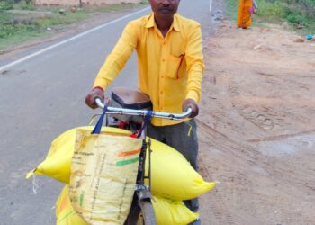 धड़ल्ले से किसानों को ऊंचे दामों पर प्राइवेट दुकानदारों ने बेच रहे यूरिया खाद।किसान लेने को मजबूर।।