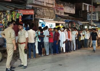 दुद्धी क्षेत्र के सहकारी साधन समितियों पर खाद नही मिलने से किसान परेशान।