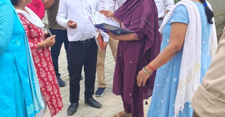 मुख्य विकास अधिकारी ने कम्पोजिट विद्यालयों का की निरीक्षण।