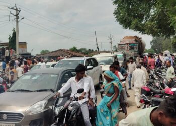 विंढमगंज थाना क्षेत्र में यूरिया खाद की कमी से किसान भारी परेशान हैं।