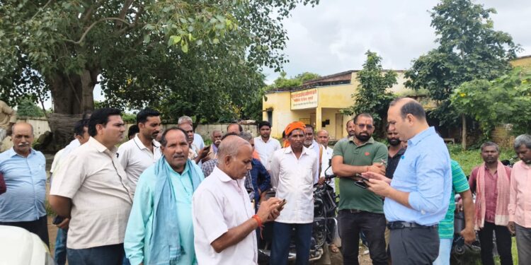 उपजिलाधिकारी  ने साधन सहकारी समितियों का किए औचक निरीक्षण।