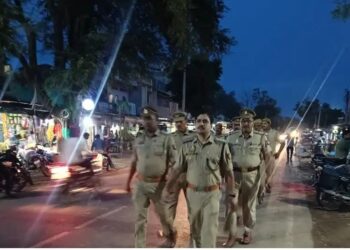 कानून ब्यवस्था को बनाए रखने के लिए क्षेत्राधिकारी ने किया पैदल गस्त।