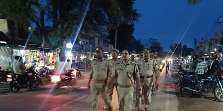कानून ब्यवस्था को बनाए रखने के लिए क्षेत्राधिकारी ने किया पैदल गस्त।