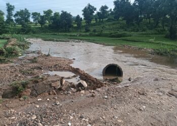 बारिश में तबाही, कहीं पुल धराशाई तो कहीं रपटा दरका आवागमन प्रभावित।