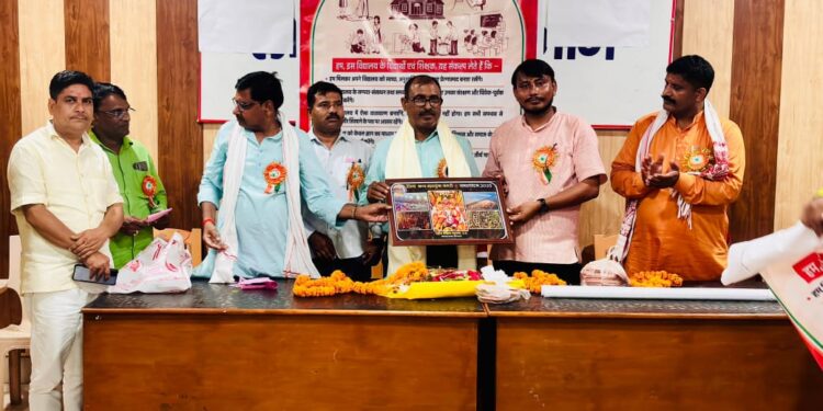 हमारा विद्यालय हमारा स्वाभिमान कार्यक्रम के पोस्टर,स्टीकर,पम्पलेट का हुआ विमोचन।