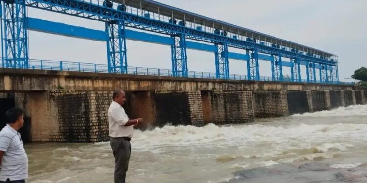 घोरावल में बेलन नदी का जलस्तर बढ़ा, वेयर साइट के तीनों गेट खोले गए।