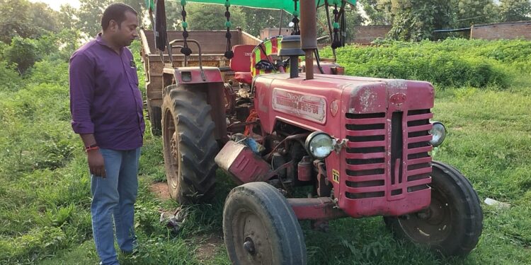 हौसला बुलंद चोरो ने घर के पास खड़ी ट्रेक्टर से उड़ाई बैटरी।