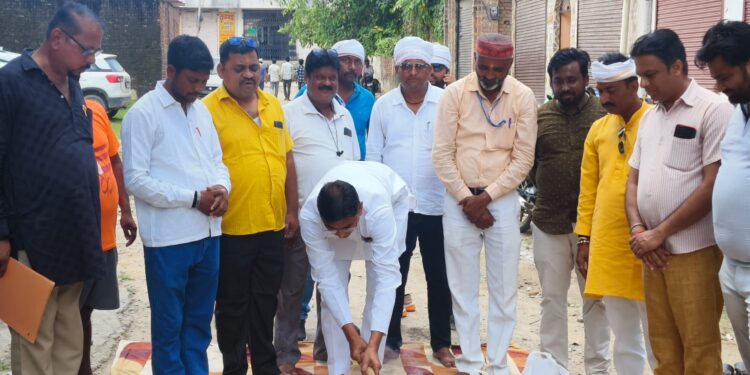 नगर पंचायत अध्यक्ष ने किया सीसी रोड का शिलान्यास।