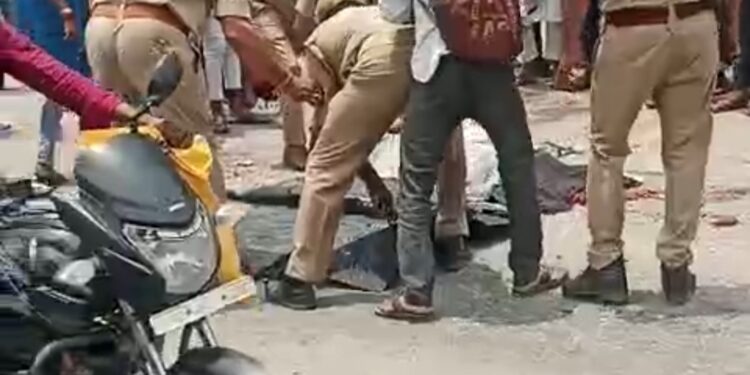सड़क दुर्घटना में दो  की मौत।
