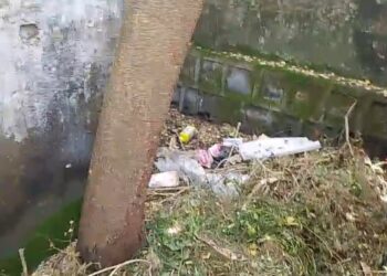विद्यालय के मिड डे मील में कीड़े युक्त आटा, चावल देख ग्रामीणों में आक्रोश।